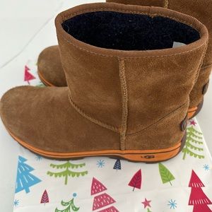 Uggs unisex size 4 barely worn
